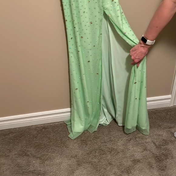 Prom dress. STUNNING backless long dress w slit - Picture 4 of 4